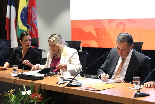 Presidente do TJ, desembargadora Cynthia Maria Pina Resende, e ministro Luis Barroso assinam o acordo