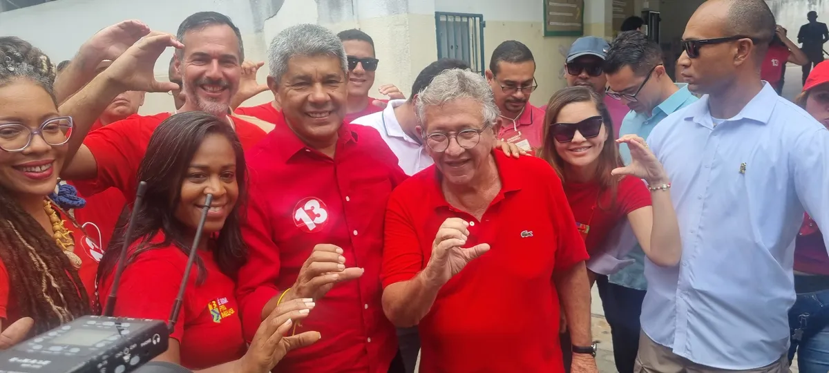 CAetano votou no Colégio Municipal São Thomaz da Cantuária, ao lado do governador