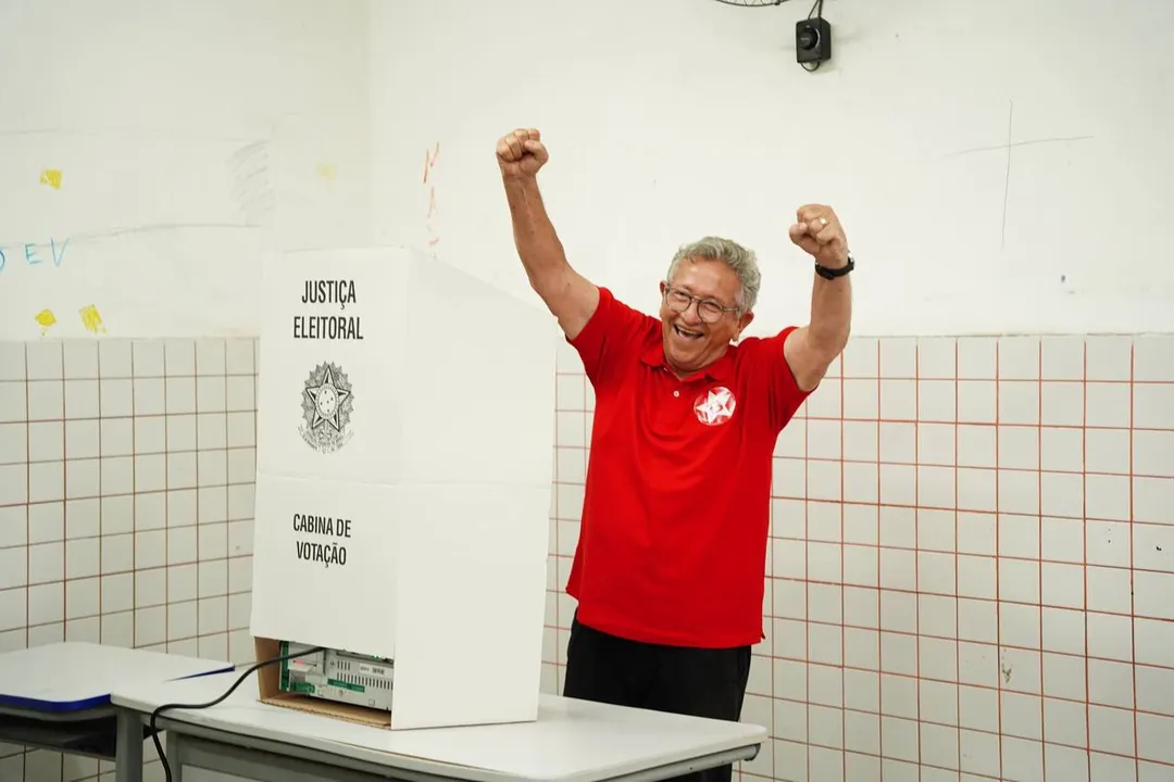 Candidato cumprimentou eleitores, ficou por cerca de 1h na fila de sua seção eleitoral e votou