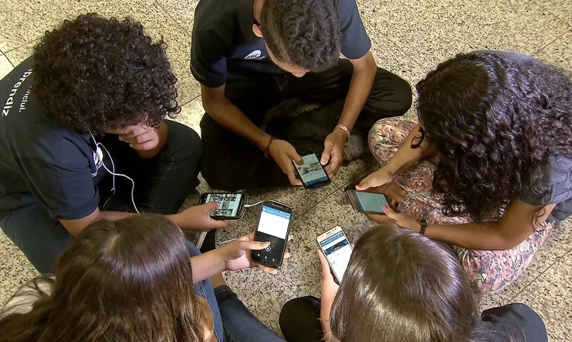 De acordo com o MEC, a proibição dos celulares nas escolas vai melhorar a aprendizagem das crianças