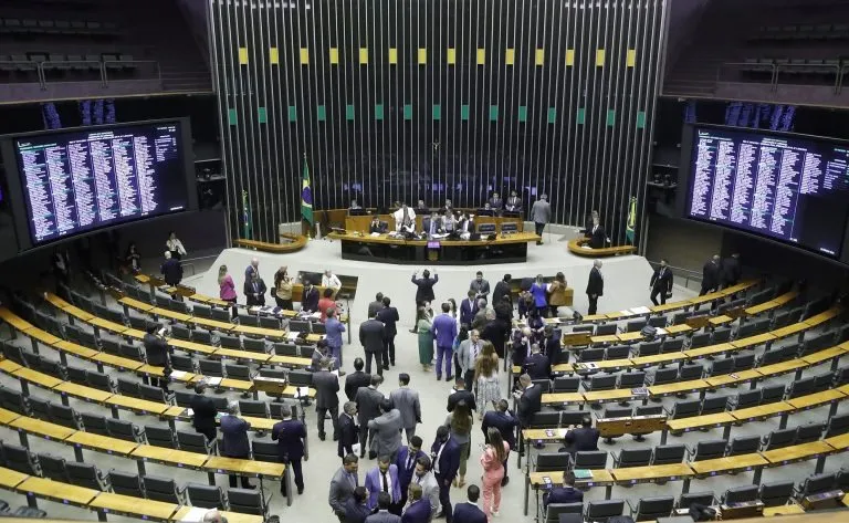 O texto vai ao Senado