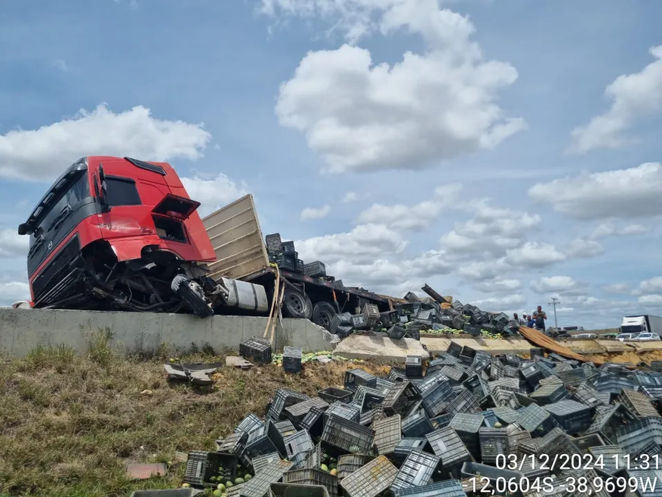 O impacto causou o derramamento da carga de mangas na pista