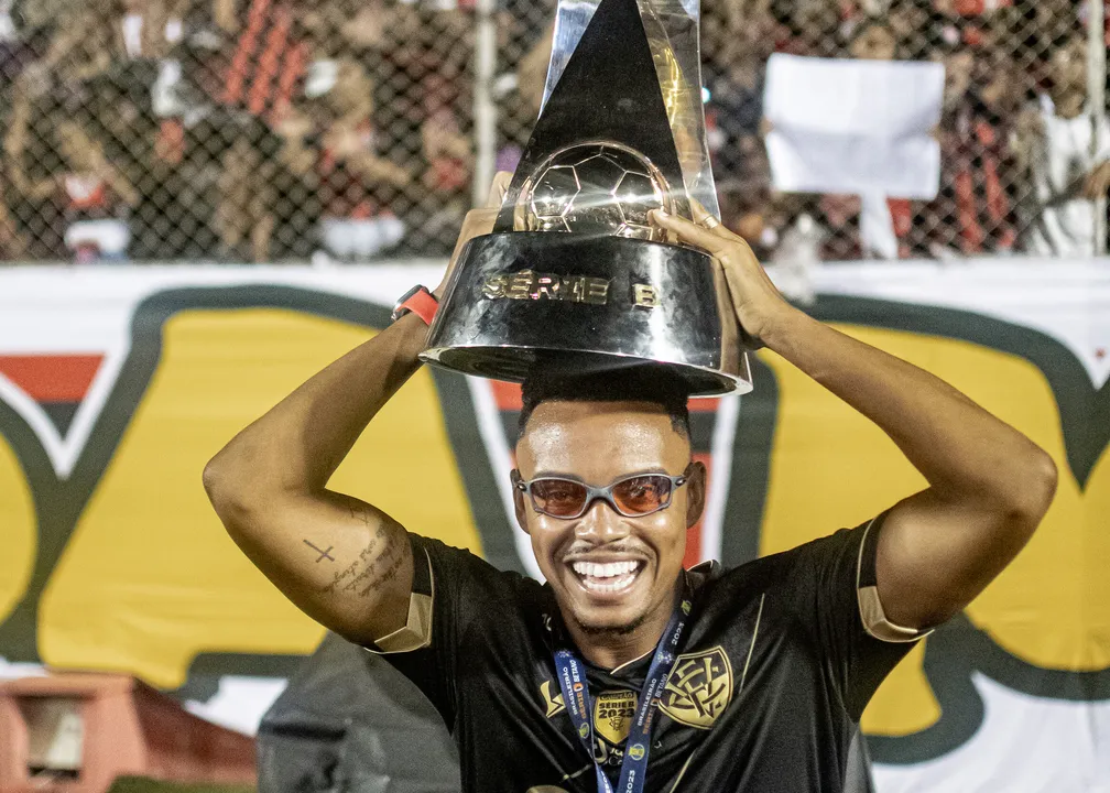 Pablo Diogo com a camisa do Vitória