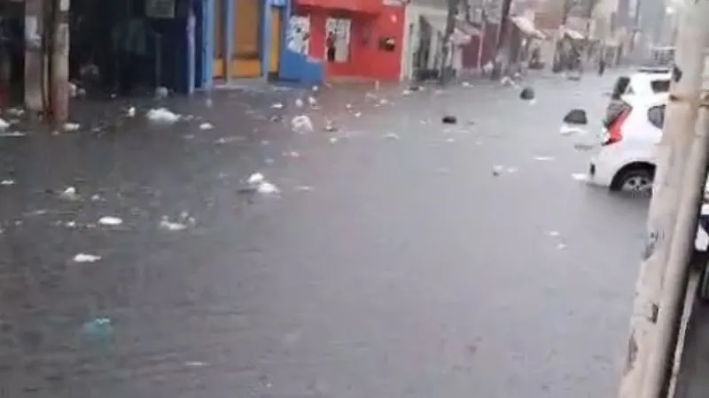 Rua completamente alagada na Boca do Rio