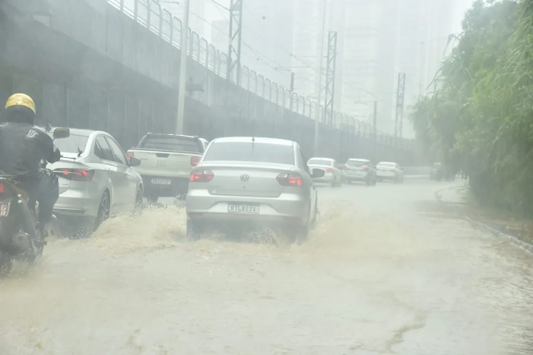 Imagem ilustrativa da imagem Caos no trânsito de Salvador; onde está congestionado após fortes chuvas