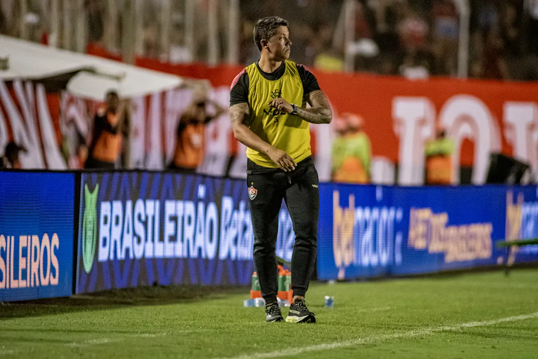 Thiago Carpini à beira do campo na partida contra o Bragantino