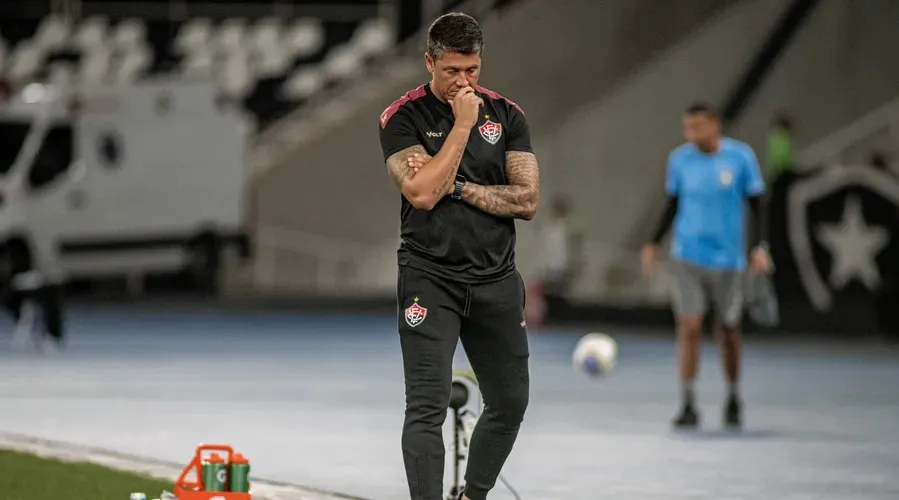 Thiago Carpini durante o jogo neste sábado