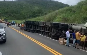 Imagem ilustrativa da imagem Carreta tomba e motorista morre ao pular de veículo para escapar