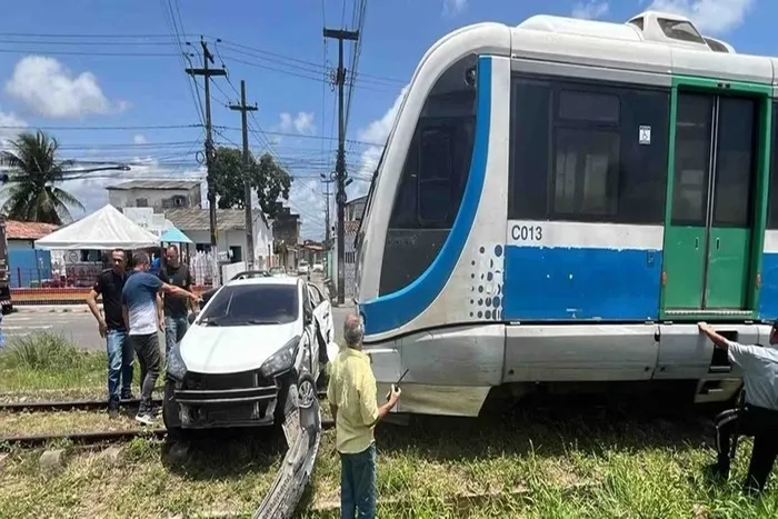 Imagem ilustrativa da imagem Carro é atingido por VLT ao tentar atravessar linha férrea