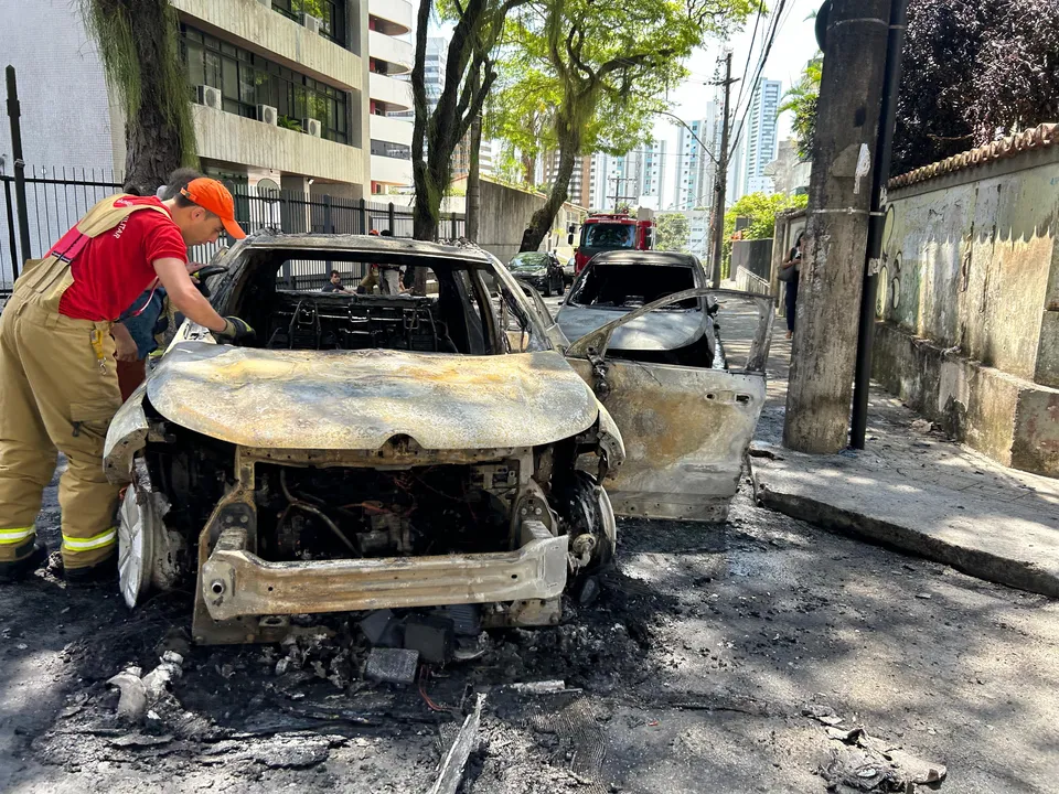 Os carros ficaram destruídos