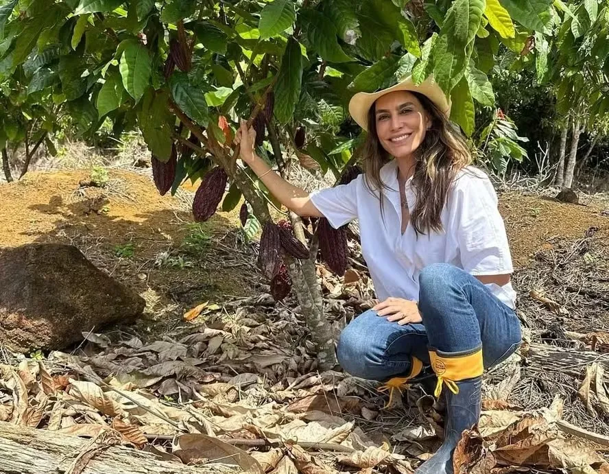 Apresentadora colocando a mão na massa