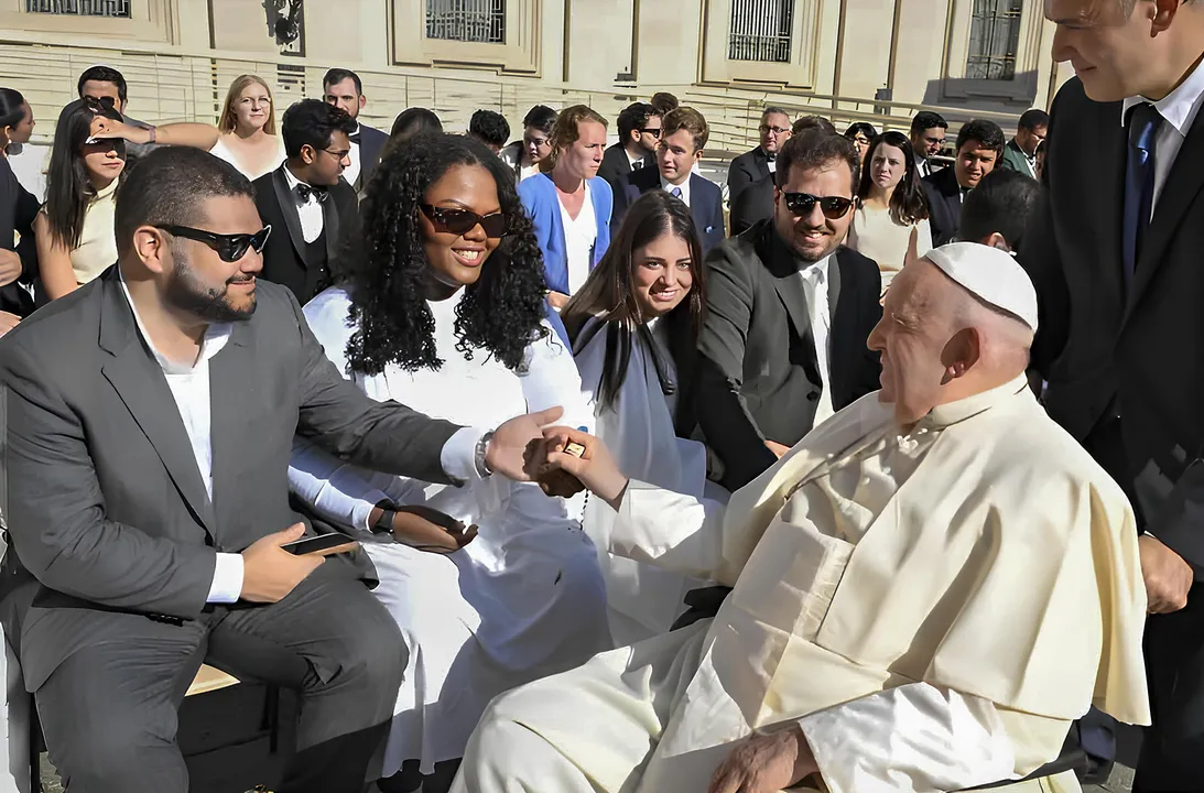 O Papa pegou na mão do casal e abençoou suas alianças,