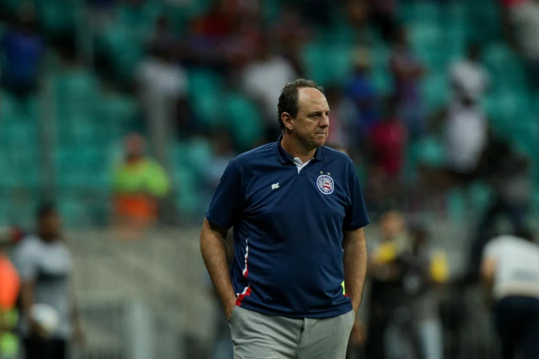 Rogério Ceni, técnico do Bahia, à beira do campo na Arena Fonte Nova