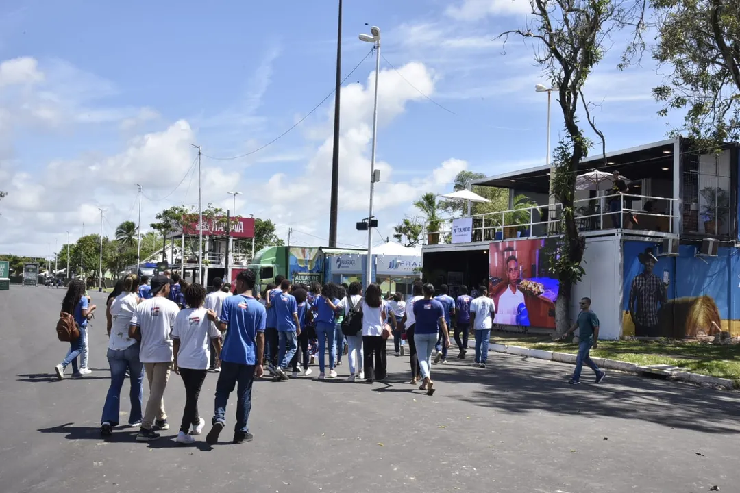 Centenas de estudantes da rede estadual visitam a Fenagro