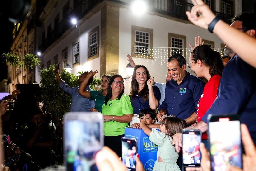 Acwendimento das luzes foi feito pelo prefeito Bruno Reis ao lado da comitiva