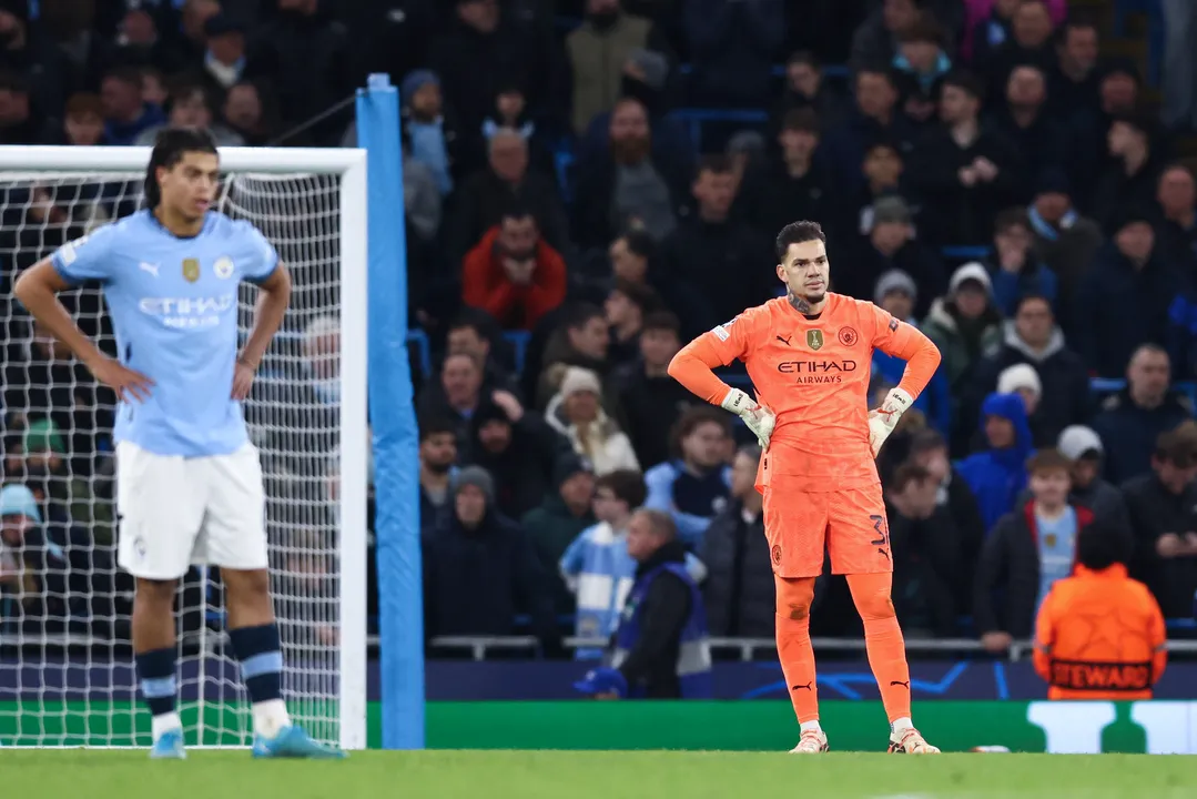 Goleiro brasileiro Ederson lamenta falhas que culminaram no empate diante do Feyenord