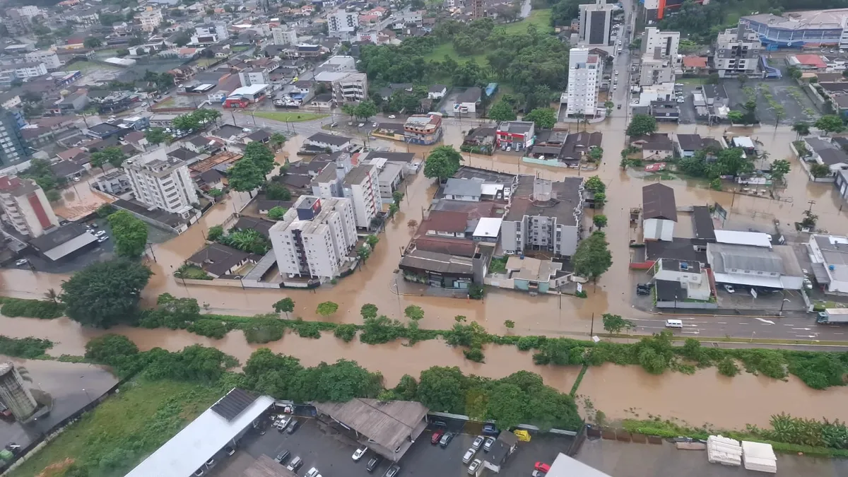 Alagamentos, enxurradas ou risco de deslizamentos, foram registrados em vários municípios