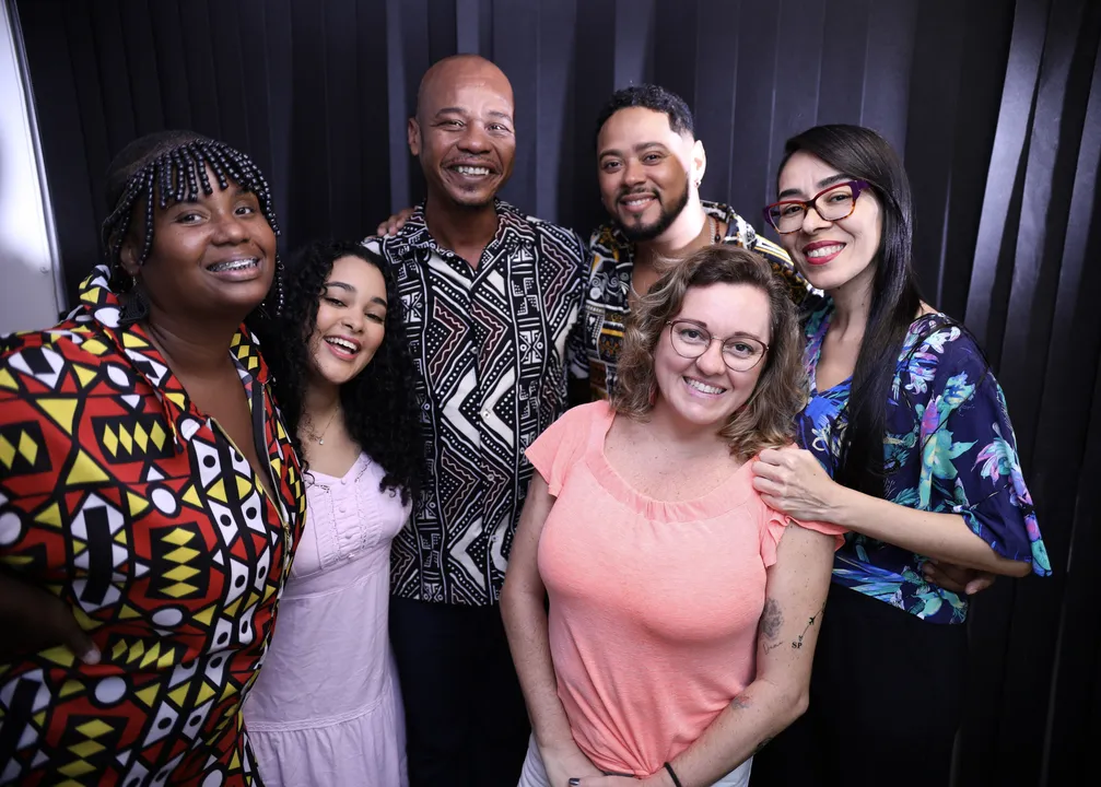 Nina Novaes, Gabriela Borges, Jhoilson Oliveira, Gabriel Faindé, Mariana Ferrari e Angel Marques: o time completo das vozes do Universo da Voz