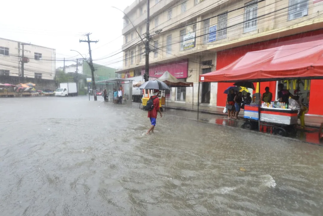 A chuva segue forte durante toda a manhã