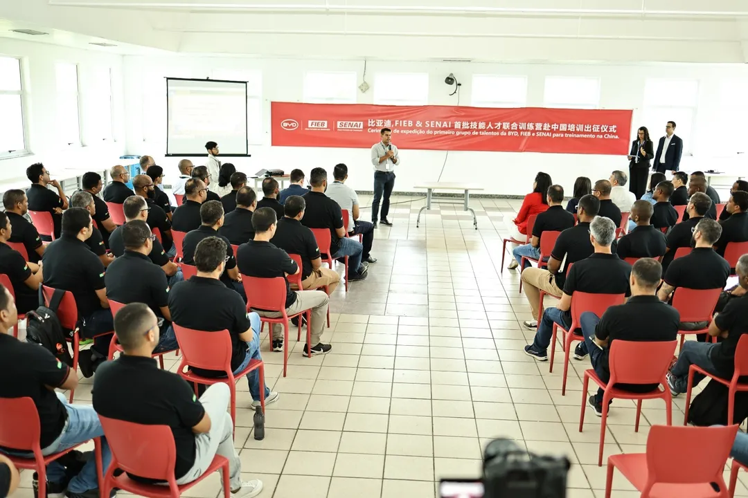 Trinta e cinco colaboradores aprovados no curso de operação automotiva oferecido pelo Senai, em parceria com a BYD, vão à China