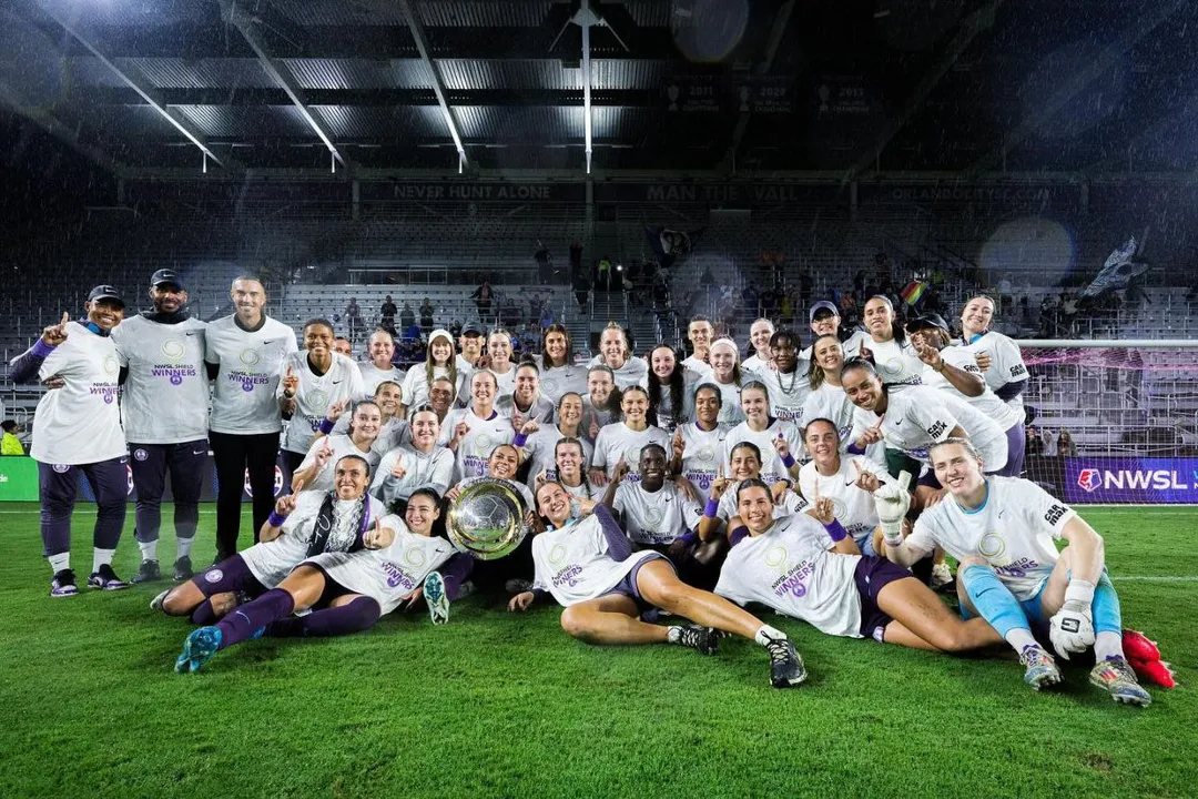 Jogadoras do Orlando Pride posam com troféu da NWSL Shield