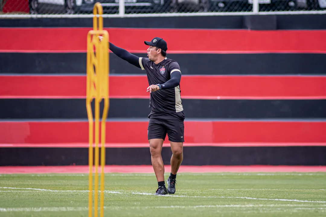 Técnico Thiago Carpini durante a última atividade de preparação para o jogo contra o Corinthians