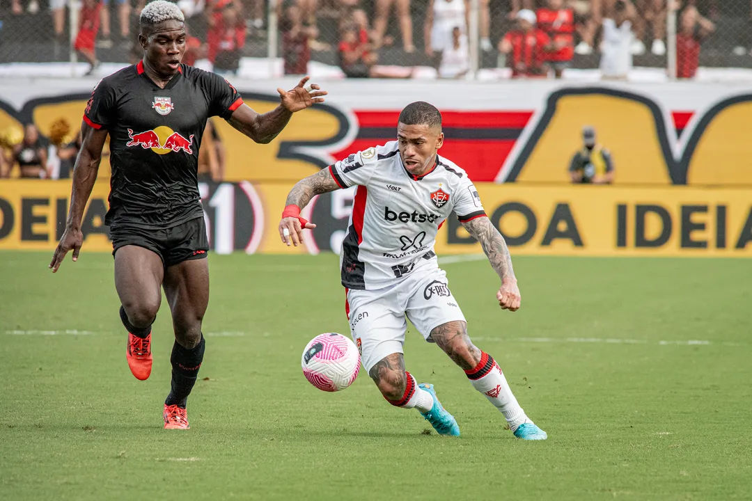 Lucas Esteves em campo pelo Vitória