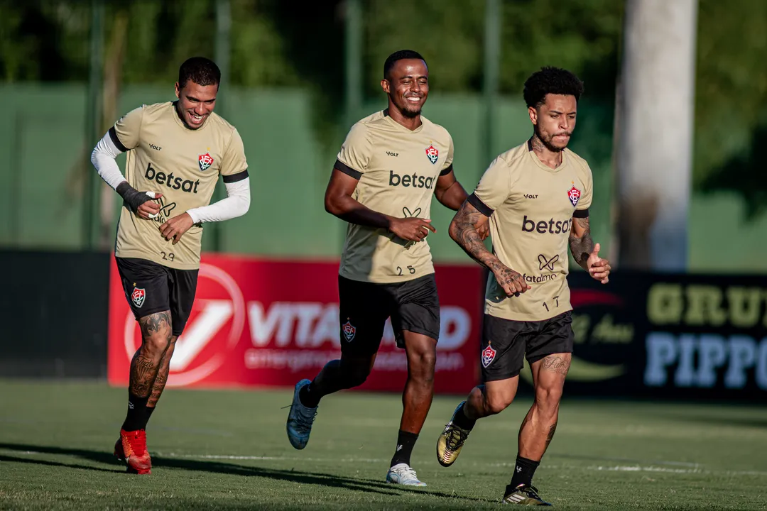 Jogadores do Vitória durante atividade na Toca do Leão mirando o Athletico-PR