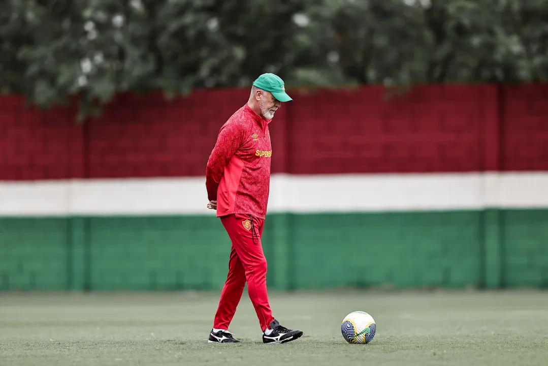 Técnico Mano Menezes pode ter atletas suspensos para o jogo contra o Vitória