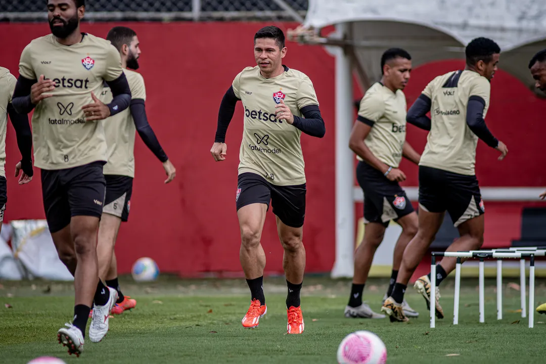 Grupo do Vitória durante atividade na Toca do Leão mirando o Fortaleza