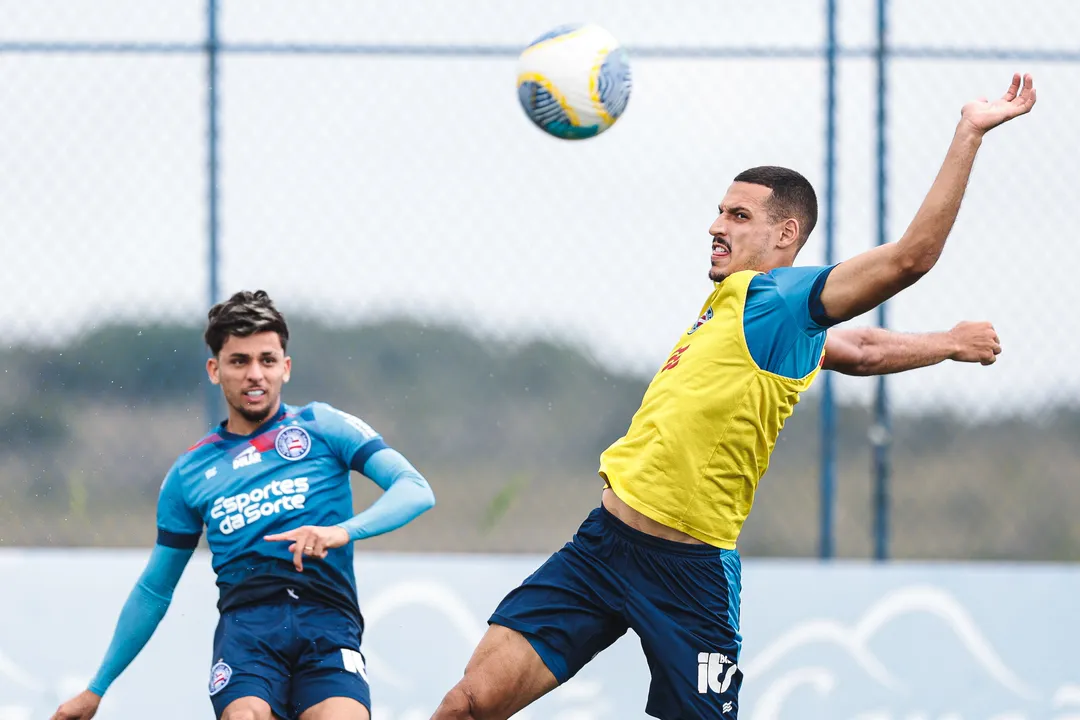 Biel e Gabriel Xavier em treino no CT Evaristo de Macedo