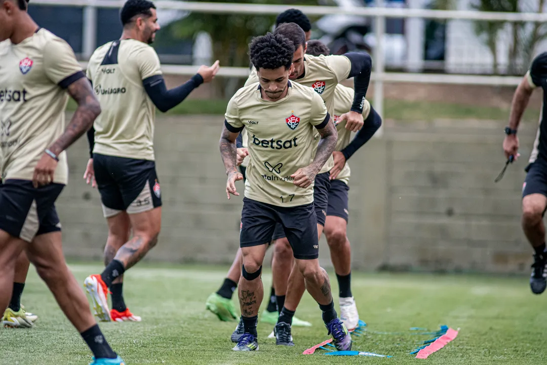 Elenco rubro-negro em atividade na Toca do Leão