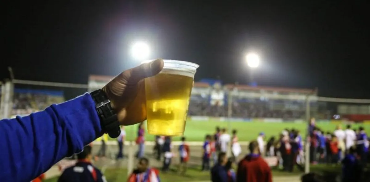 Vendas de bebidas alcoólocas estão proibidas nos estádios de futebol do Brasil