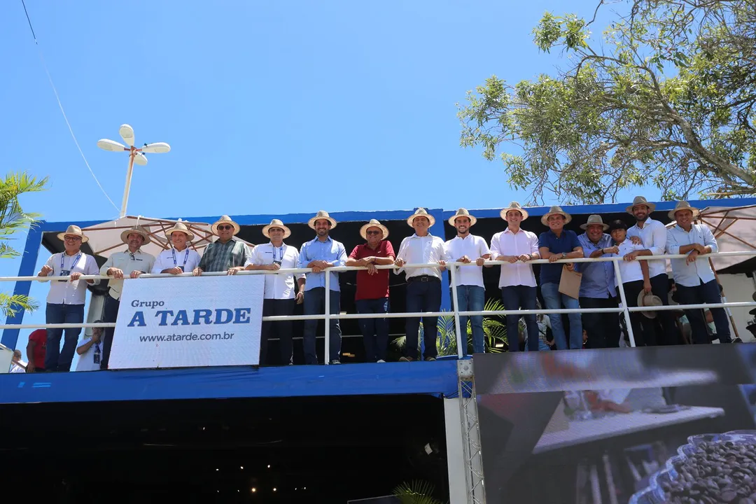 Deputados posaram para fotos com diretores do Grupo A TARDE na edificação do veículo na Fenagro