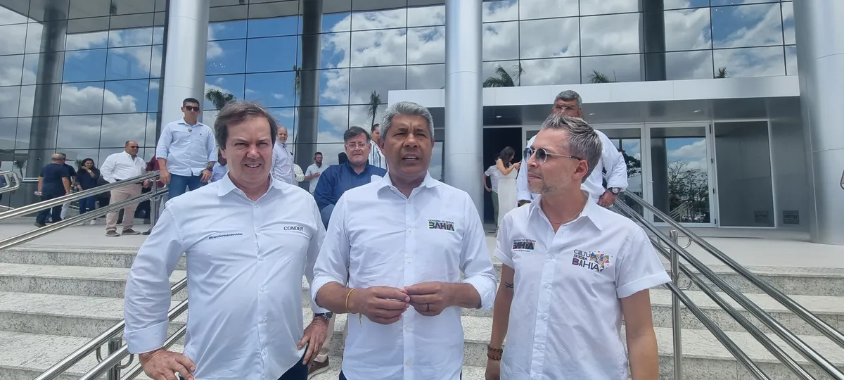 Presidente da Conder, José Trindade (à esquerda), governador Jerônimo Rodrigues (no meio) e o secretário da Cultura, Bruno Monteiro (à direita)