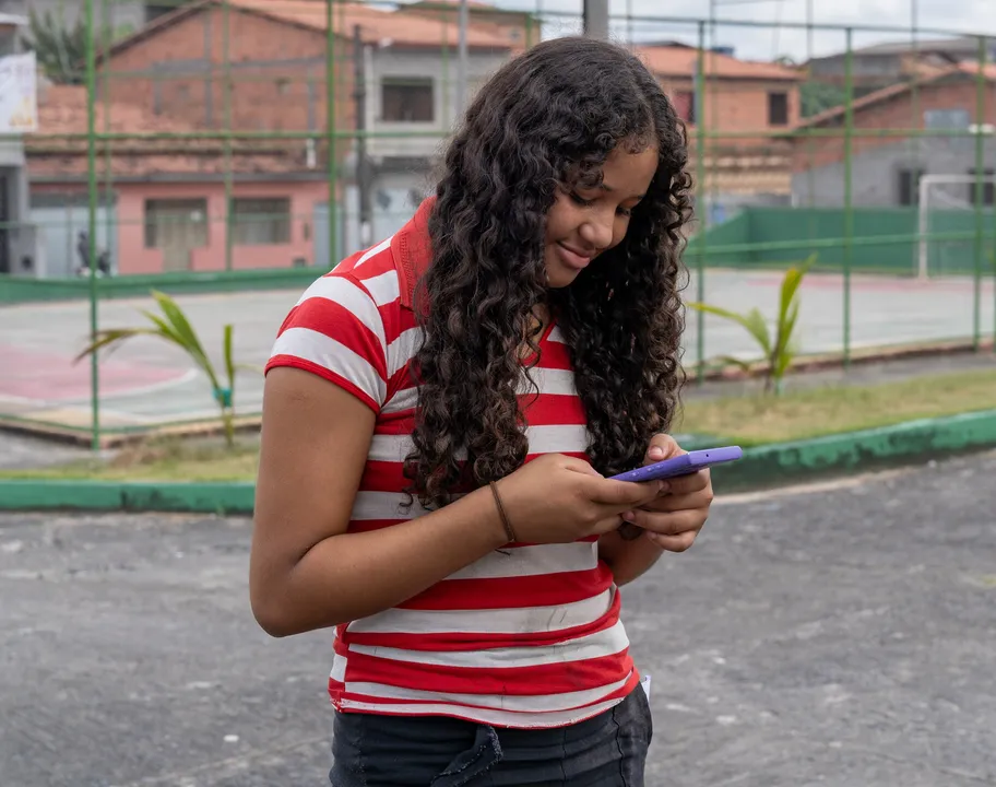 Geisy Santos, de Pojuca, aproveita o Wi-Fi gratuito em praças