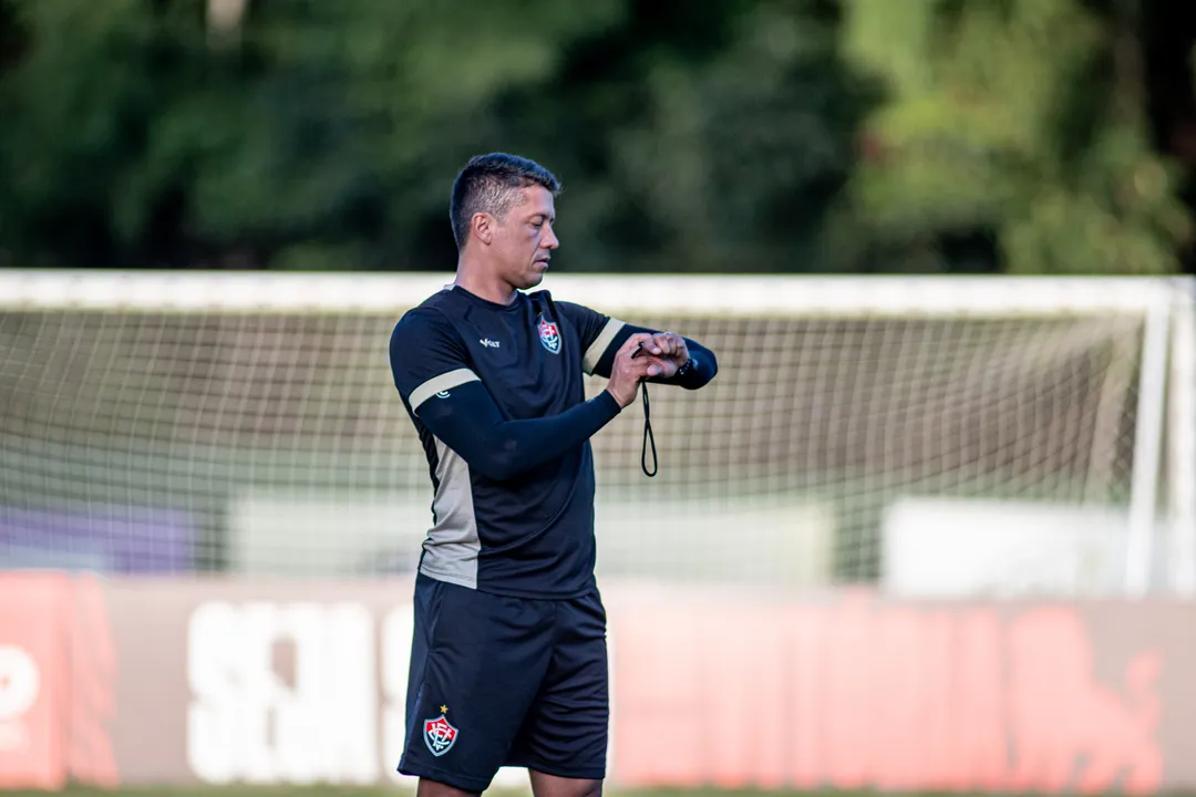 Carpini durante treino do Vitória