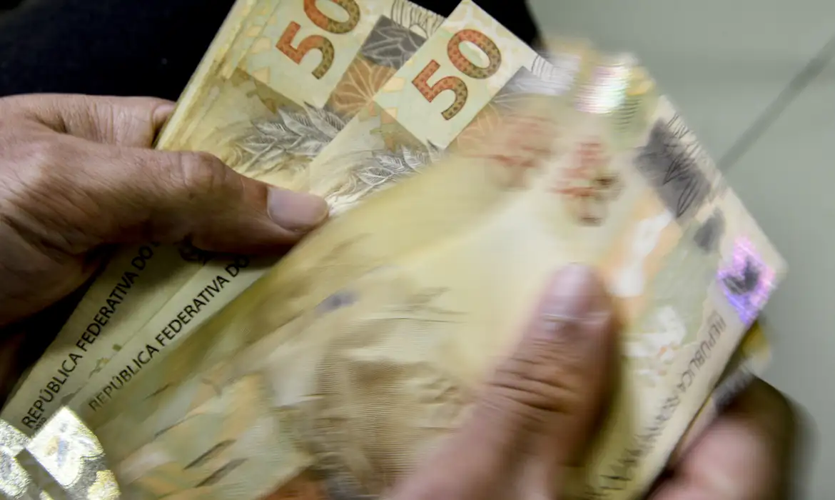 No Brasil, o rendimento médio de todas as fontes do Brasil foi de R$ 3.057