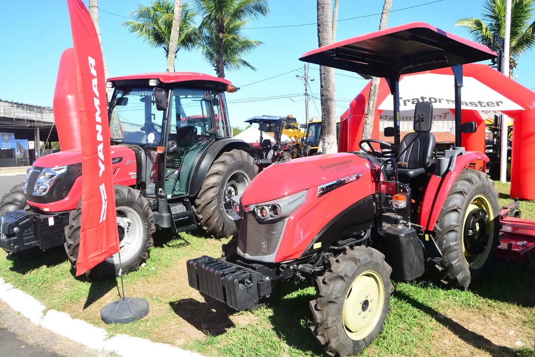 Tratores expostos para venda