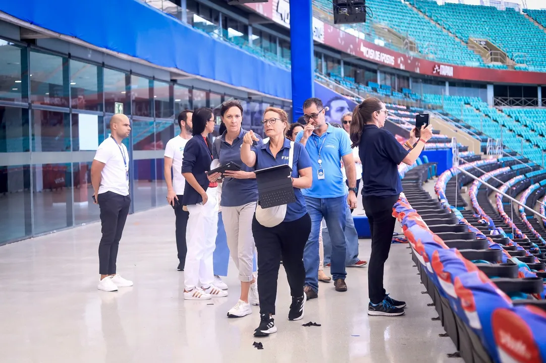 Comitiva da Fifa durante inspeção na Arena Fonte Nova