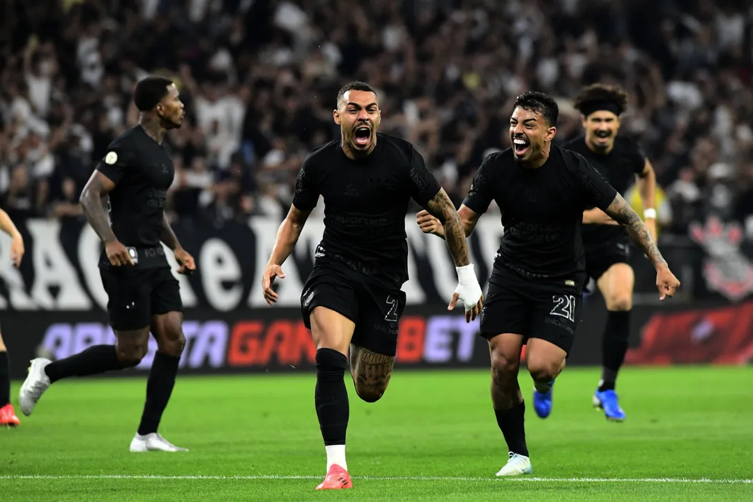 Matheuzinho celebra o primeiro gol do Timão contra o Athletico