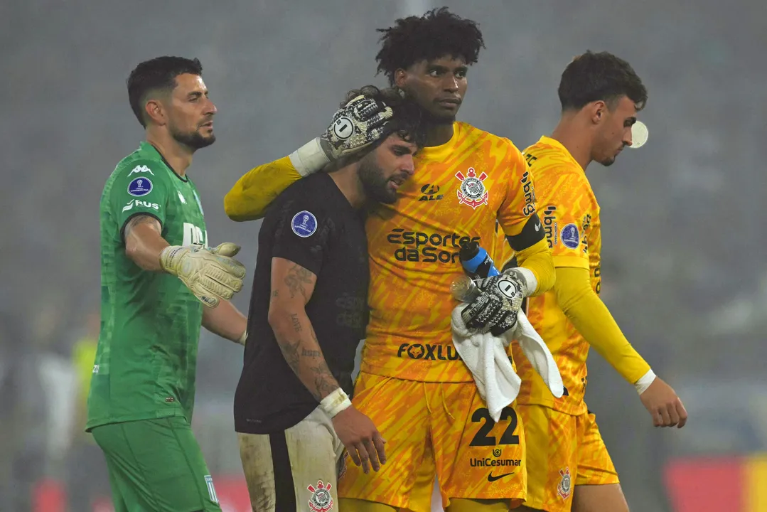 Goleiro Hugo Souza conforta Yuri Alberto após eliminação do Corinthians