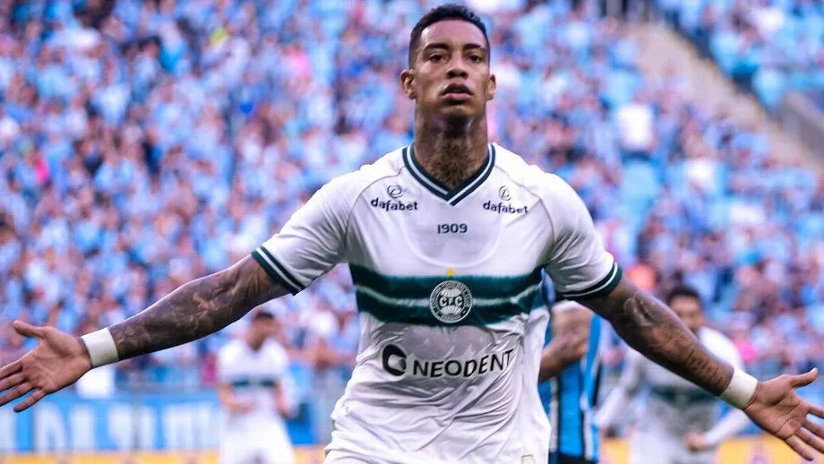 O atacante Alef Manga é jogador do Coritiba