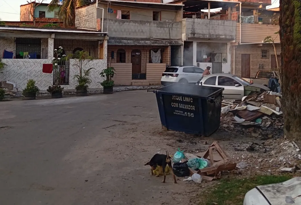 Informações preliminares apontam que traficantes da facção do Comando Vermelho (CV) amarram a vítima, mataram a tiros e incendiaram o corpo