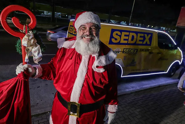 Imagem ilustrativa da imagem Correios mobilizam magia de Natal com a Carreata da Luz