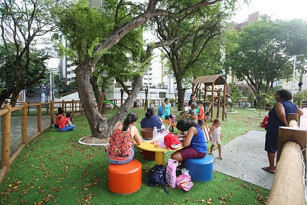 Praça Sosthenes Tavares de Macêdo na rua Aristides Fraga Lima