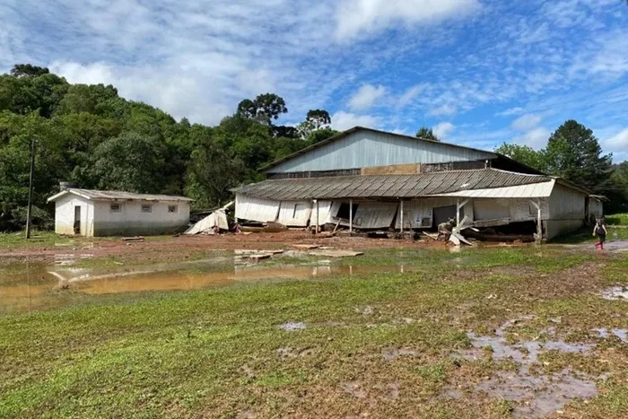 Cerca de 200 pessoas foram obrigadas a deixar suas residências devido ao desastre