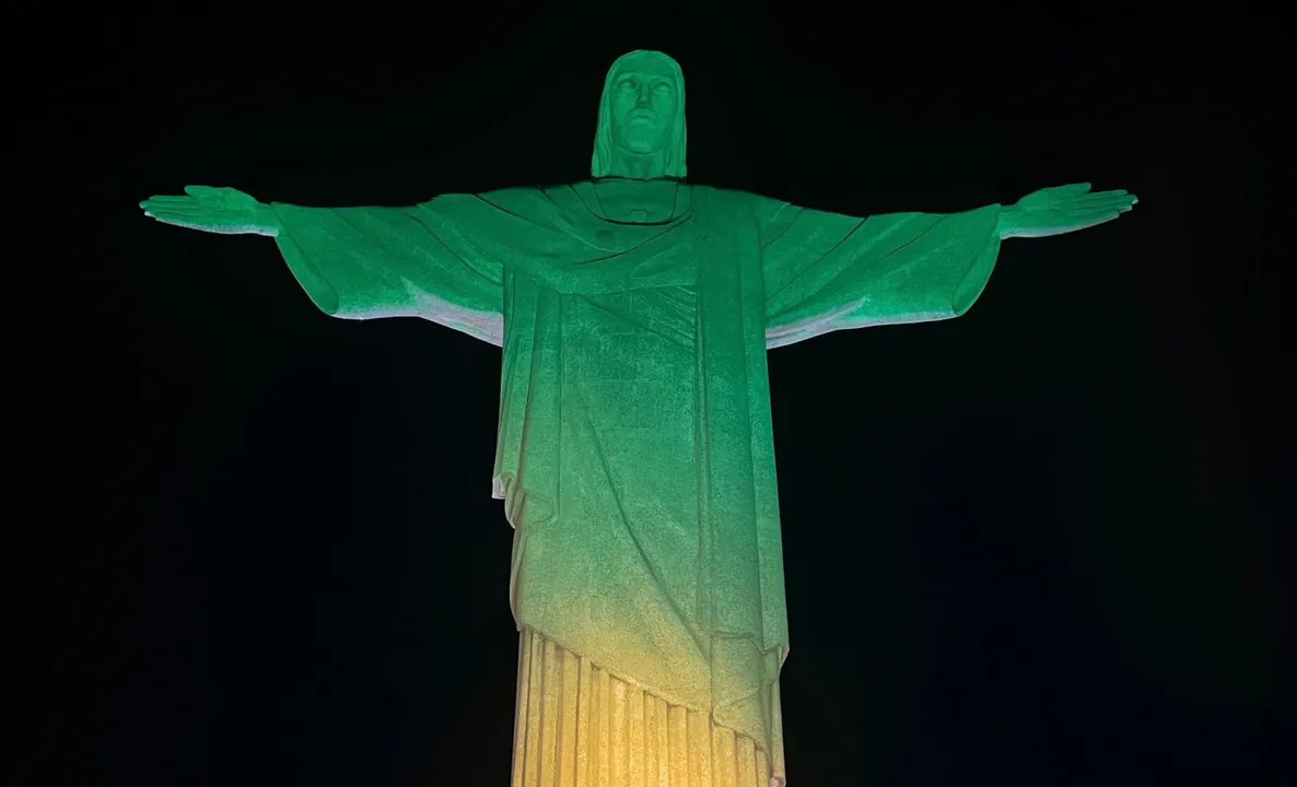 Cristo Redentor iluminado com verde e amarelo em homenagem ao aniversário de Pelé