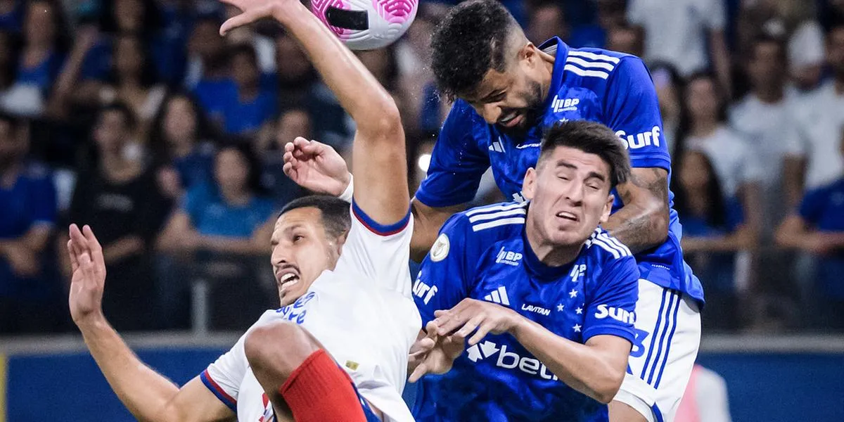 Lance que originou o gol do Cruzeiro anulado pela arbitragem