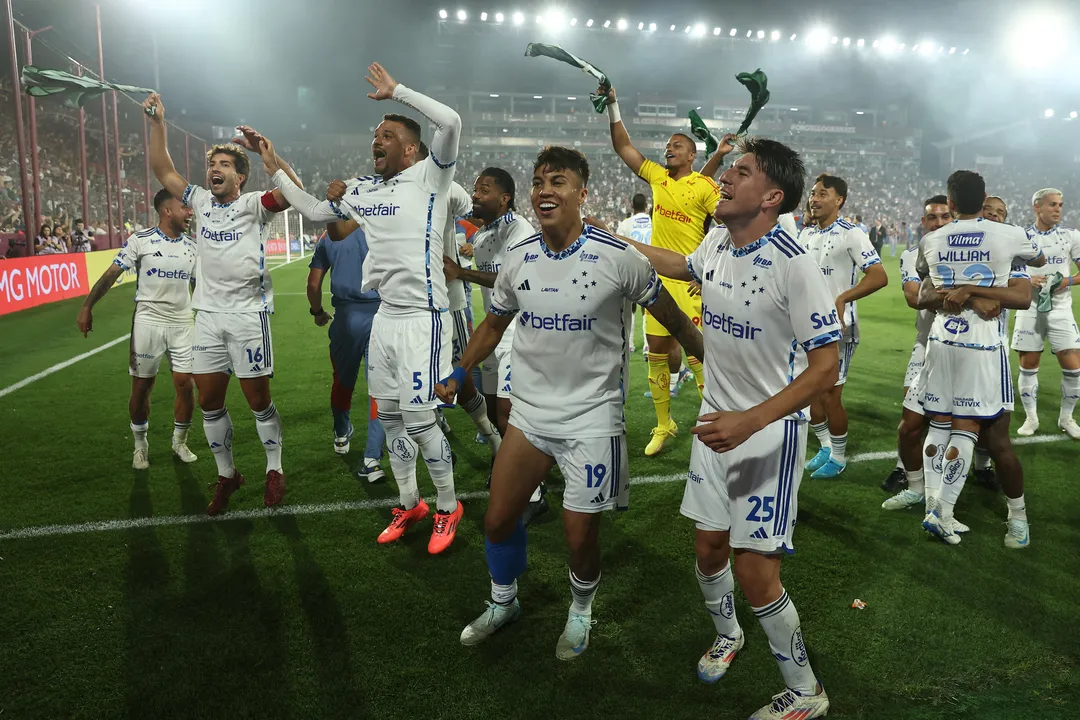 Jogadores do Cruzeiro comemoram classificação à final da Copa Sul-Americana no Estádio Ciudad de Lanús